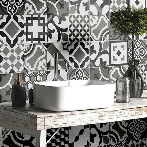 Dettaglio bagno con rivestimento in gres porcellanato effetto cementina moderna. Collezione Cementine di Ceramica Valsecchia, formato 20x20, Paint B&W