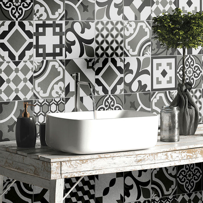 Dettaglio bagno con rivestimento in gres porcellanato effetto cementina moderna. Collezione Cementine di Ceramica Valsecchia, formato 20x20, Paint B&W