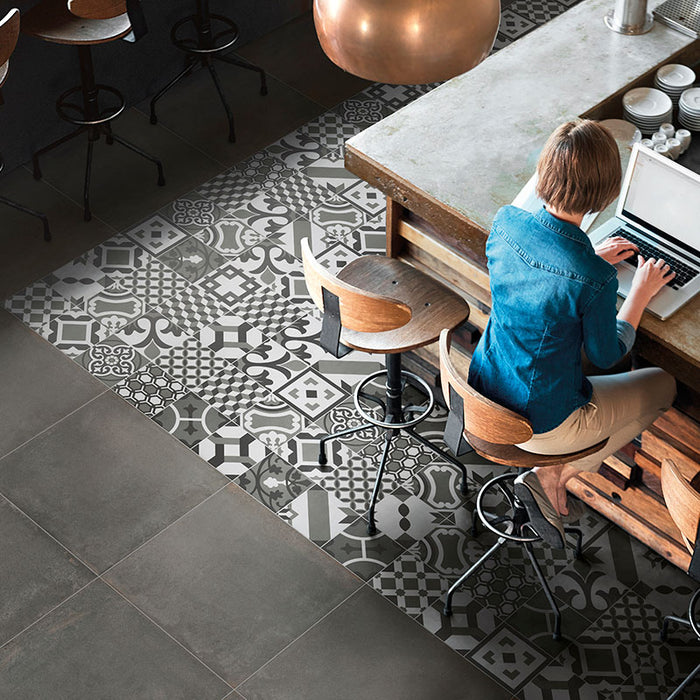 Dettaglio bar con pavimento in gres porcellanato effetto cementina moderna. Collezione Cementine di Ceramica Valsecchia, formato 20x20, Paint B&W