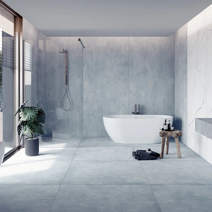 Bagno con pavimento in gres porcellanato effetto cemento nuvolato della collezione Cementart di Alfalux, formato 120x120 rettficato, colore Cielo