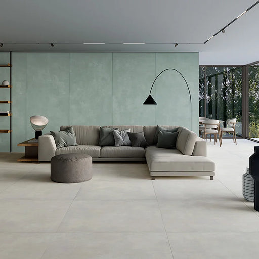 Salotto moderno con pavimento in gres porcellanato effetto cemento nuvolato della collezione Cementart di Alfalux, formato 120x120 rettficato, colore Perla