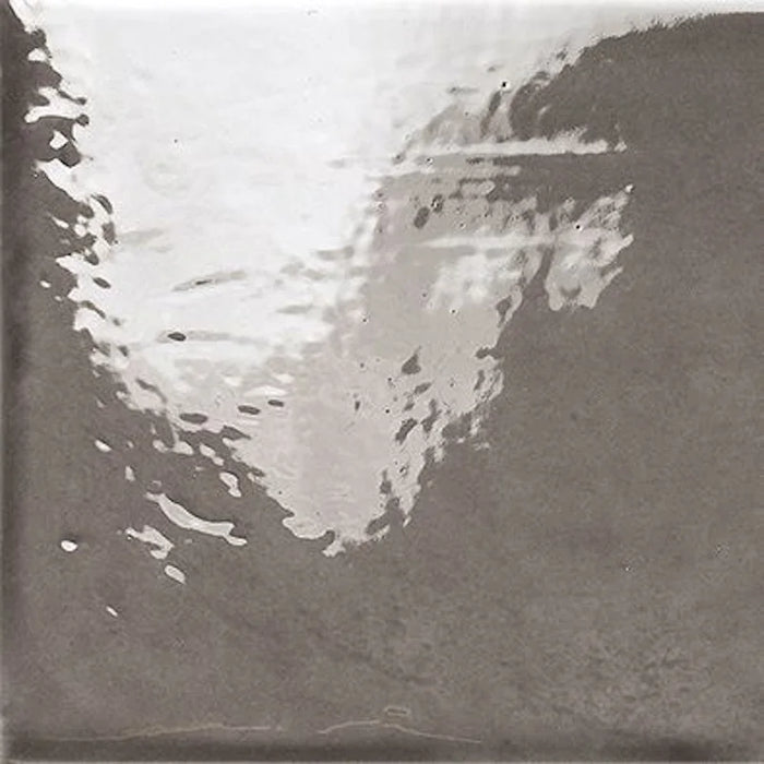 Dettaglio piastrella per rivestimento in ceramica effetto fatto a a mano lucido 15x15 cm della collezione Charcoal, colore Pure White di Ceramica Settecento