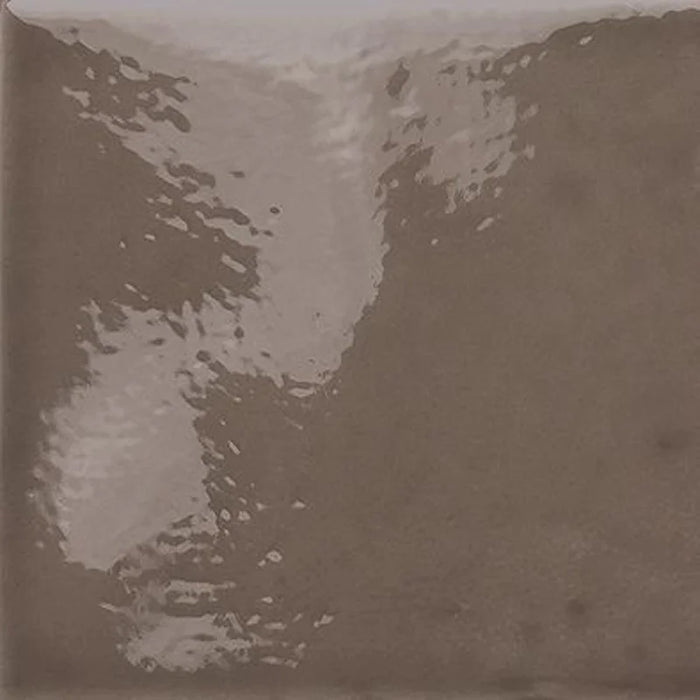 Dettaglio piastrella per rivestimento in ceramica effetto fatto a a mano lucido 15x15 cm della collezione Chelsea, colore Choco di Ceramica Settecento