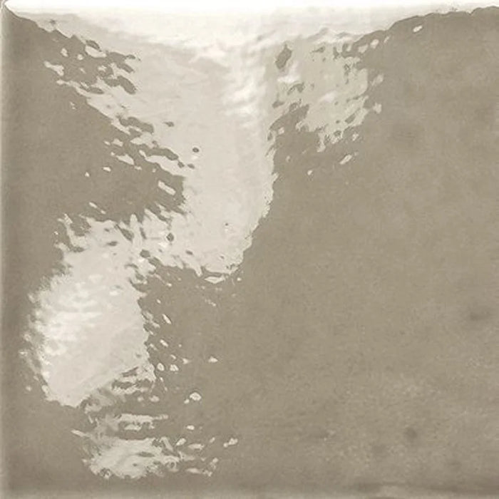 Dettaglio piastrella per rivestimento in ceramica effetto fatto a a mano lucido 15x15 cm della collezione Chelsea, colore Taupe di Ceramica Settecento