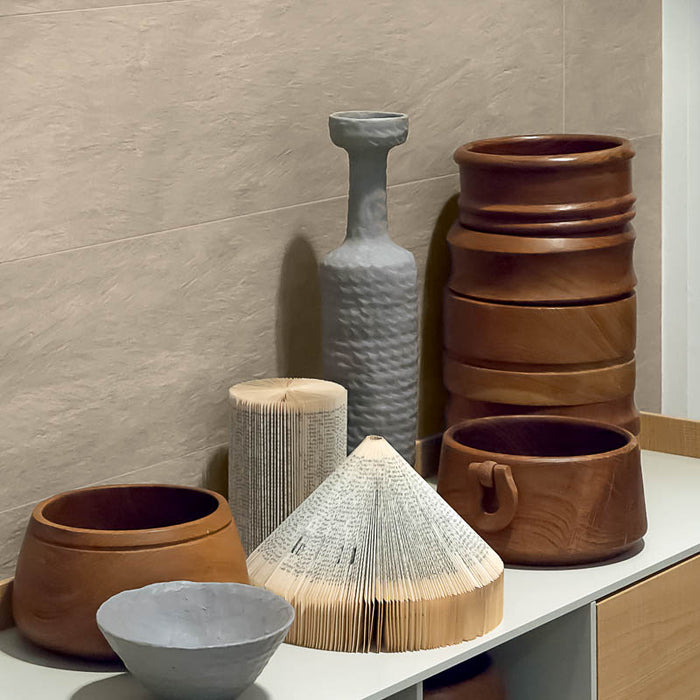 Dettaglio piastrella da pavimento e rivestimento in gres porcellanato effetto pietra naturale di Vesale della collezione Concept Stone di Gardenia Orchidea, formato 80x80, colore Sabbia