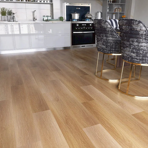 Dettaglio cucina con pavimento spc effetto legno CoverUpp avorio in offerta