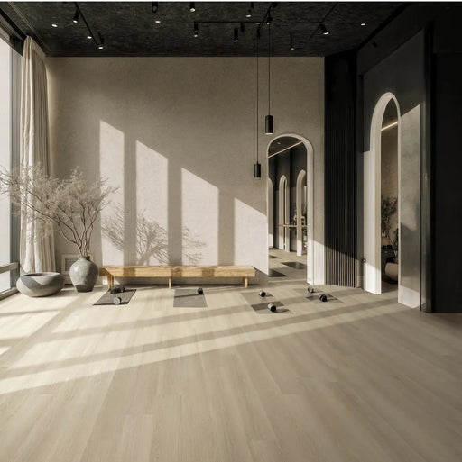 Sala con design naturale e pavimento in SPC colore rovere. Collezione CoverUpp SPC Doga Maxi rovere ad incastro