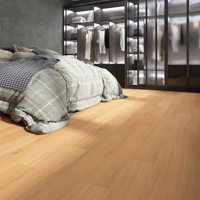 Pavimento di camera da letto con doghe effetto legno in SPC ad incastro con tappetino integrato, coverupp miele 18x122