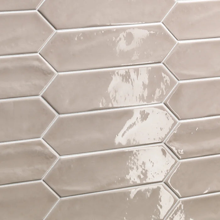 Dettaglio piastrella per rivestimento ceramico effetto mattoncino lucido, formato losanghina 7,5x30 cm della collezione Crayons, colore Caramel di Ceramica Settecento