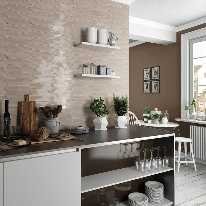 Dettaglio piastrella per rivestimento ceramico effetto mattoncino lucido, formato losanghina 7,5x30 cm della collezione Crayons, colore Caramel di Ceramica Settecento