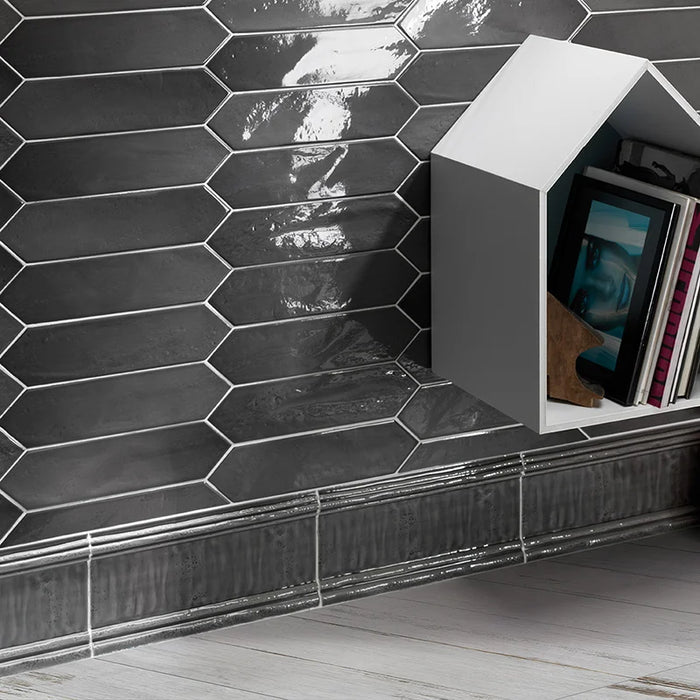 Dettaglio piastrella per rivestimento ceramico effetto mattoncino lucido, formato losanghina 7,5x30 cm della collezione Crayons, colore Charcoal di Ceramica Settecento