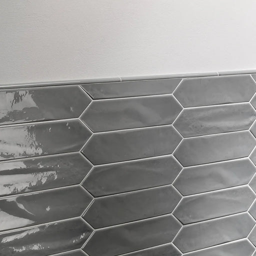 Dettaglio piastrella per rivestimento ceramico effetto mattoncino lucido, formato losanghina 7,5x30 cm della collezione Crayons, colore Smoke di Ceramica Settecento