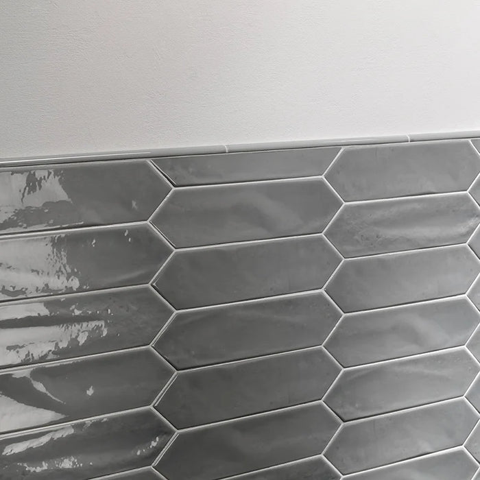 Dettaglio piastrella per rivestimento ceramico effetto mattoncino lucido, formato losanghina 7,5x30 cm della collezione Crayons, colore Smoke di Ceramica Settecento