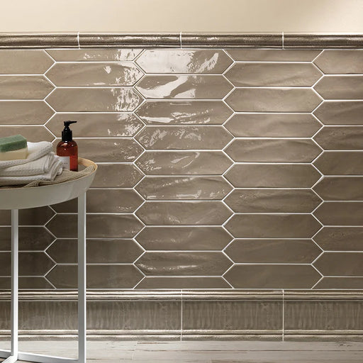 Dettaglio piastrella per rivestimento ceramico effetto mattoncino lucido, formato losanghina 7,5x30 cm della collezione Crayons, colore Taupe di Ceramica Settecento