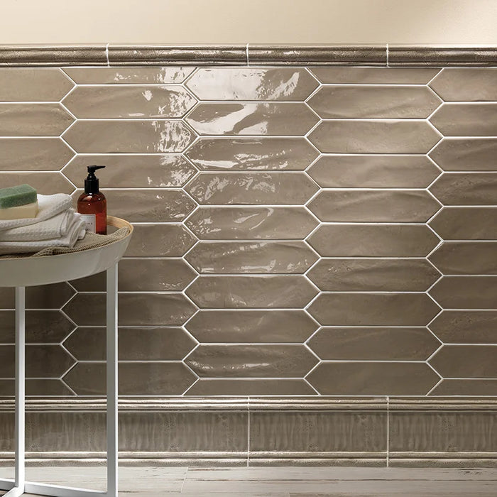 Dettaglio piastrella per rivestimento ceramico effetto mattoncino lucido, formato losanghina 7,5x30 cm della collezione Crayons, colore Taupe di Ceramica Settecento