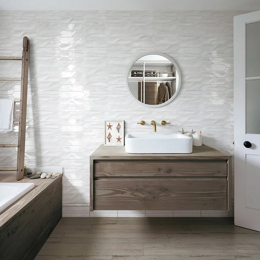 Bagno con rivestimento ceramico effetto mattoncino lucido, formato losanghina 7,5x30 cm della collezione Crayons, colore Bright White di Ceramica Settecento