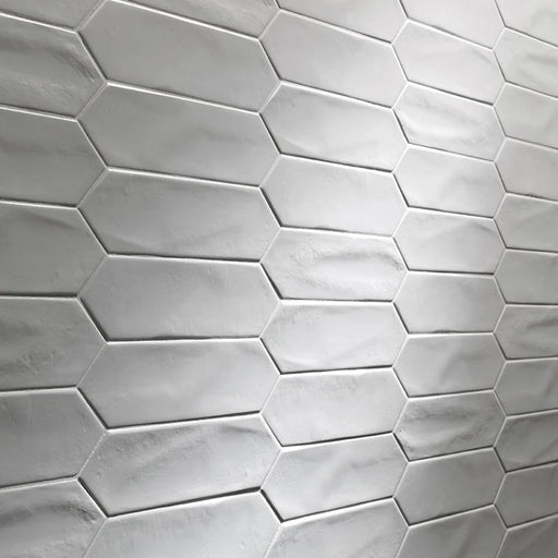 Dettaglio piastrella per rivestimento ceramico effetto mattoncino opaco, formato losanghina 7,5x30 cm della collezione Crayons, colore Matt White di Ceramica Settecento