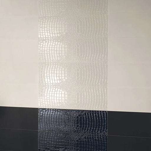 Dettaglio piastrella in gres porcellanato effetto pelle di coccodrillo in rilievo della Collezione Crocotiles di Ceramica Settecento, colore White 24x72 cm