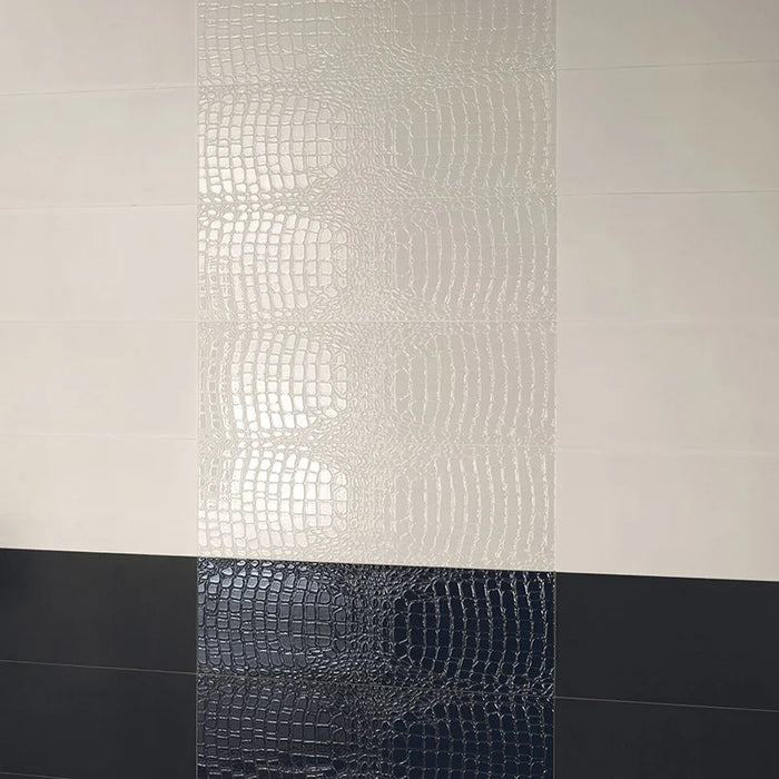 Dettaglio piastrella in gres porcellanato effetto pelle di coccodrillo in rilievo della Collezione Crocotiles di Ceramica Settecento, colore White 24x72 cm