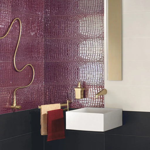 Dettaglio piastrella in gres porcellanato effetto pelle di coccodrillo in rilievo della Collezione Crocotiles di Ceramica Settecento, colore Amaranth 24x72 cm