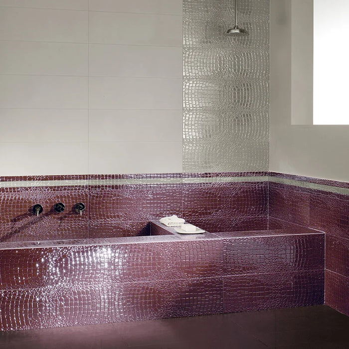 Dettaglio piastrella in gres porcellanato effetto pelle di coccodrillo in rilievo della Collezione Crocotiles di Ceramica Settecento, colore Amaranth 24x72 cm