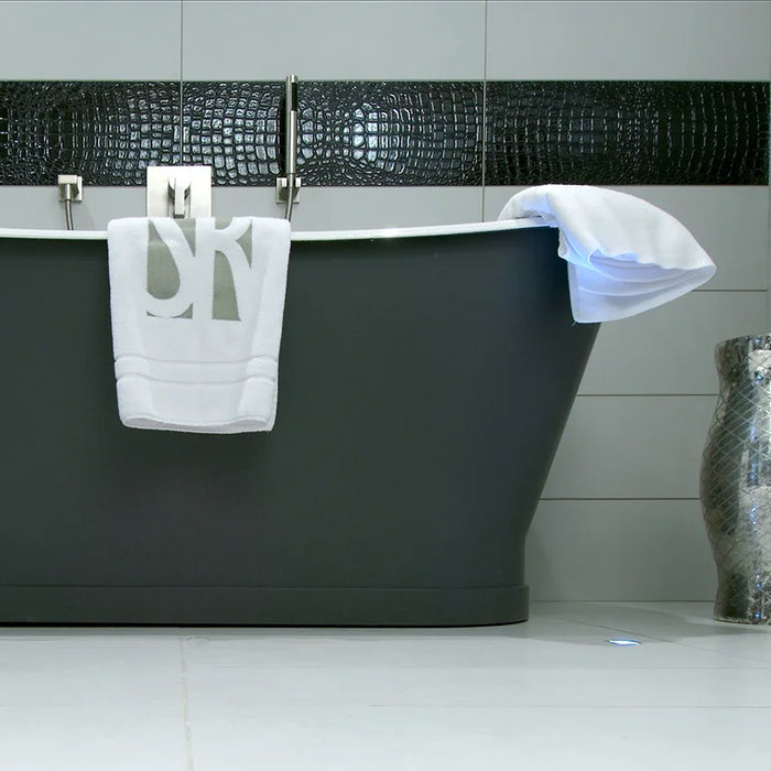 Dettaglio piastrella in gres porcellanato effetto pelle di coccodrillo in rilievo della Collezione Crocotiles di Ceramica Settecento, colore Black 24x72 cm