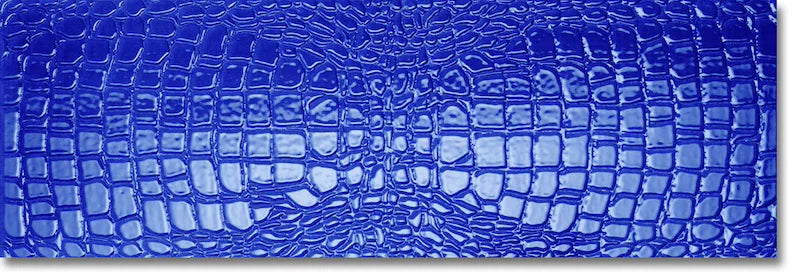 Dettaglio piastrella in gres porcellanato effetto pelle di coccodrillo in rilievo della Collezione Crocotiles di Ceramica Settecento, colore Blue 24x72 cm