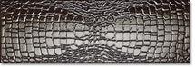 Dettaglio piastrella in gres porcellanato effetto pelle di coccodrillo in rilievo della Collezione Crocotiles di Ceramica Settecento, colore Brown 24x72 cm