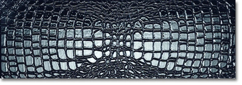 Dettaglio piastrella in gres porcellanato effetto pelle di coccodrillo in rilievo della Collezione Crocotiles di Ceramica Settecento, colore Black 24x72 cm