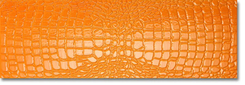 Dettaglio piastrella in gres porcellanato effetto pelle di coccodrillo in rilievo della Collezione Crocotiles di Ceramica Settecento, colore Orange 24x72 cm