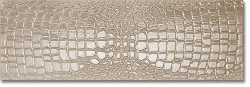 Dettaglio piastrella in gres porcellanato effetto pelle di coccodrillo in rilievo della Collezione Crocotiles di Ceramica Settecento, colore Tortora 24x72 cm