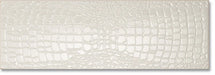 Dettaglio piastrella in gres porcellanato effetto pelle di coccodrillo in rilievo della Collezione Crocotiles di Ceramica Settecento, colore White 24x72 cm
