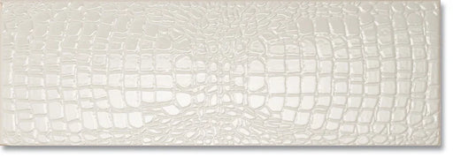Dettaglio piastrella in gres porcellanato effetto pelle di coccodrillo in rilievo della Collezione Crocotiles di Ceramica Settecento, colore White 24x72 cm