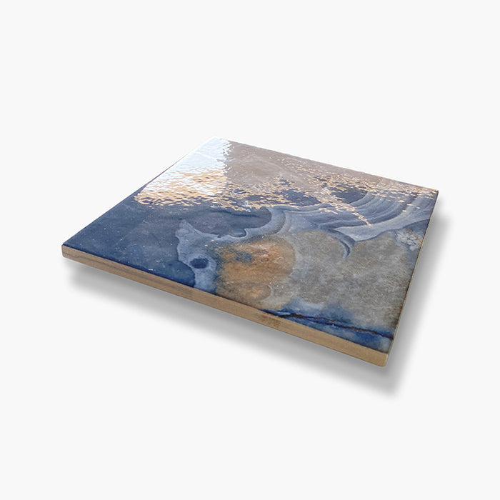 Dettaglio piastrella per pavimento e rivestimento in gres porcellanato effetto pietra spaziale. Collezione Swimming Pool di Ceramica Valsecchia, formato 15x15, Cross Blue