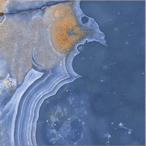 Dettaglio piastrella per pavimento e rivestimento in gres porcellanato effetto pietra spaziale. Collezione Swimming Pool di Ceramica Valsecchia, formato 15x15, Cross Blue