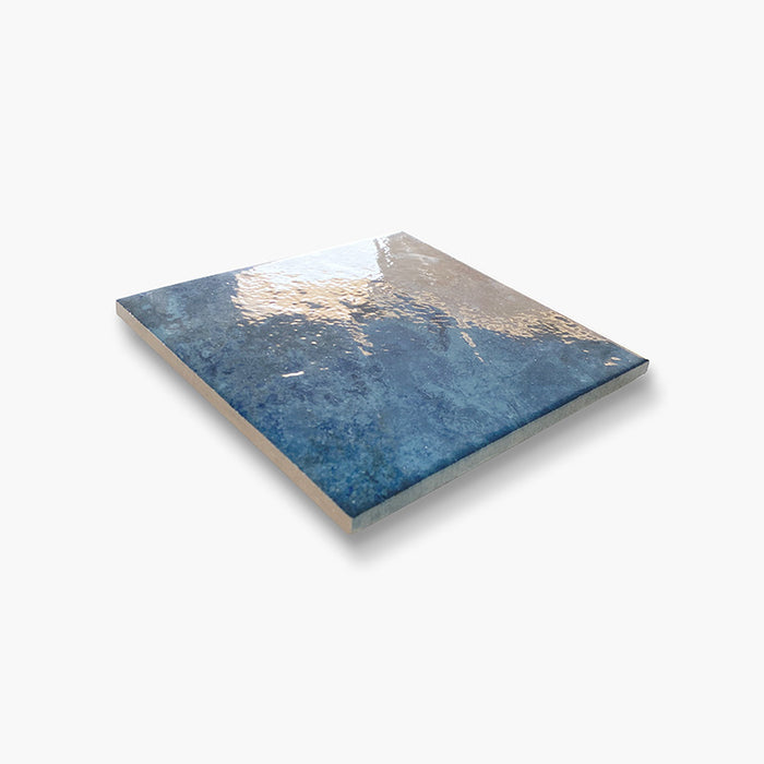 Dettaglio bagno moderno con rivestimento in gres porcellanato effetto pietra spaziale. Collezione Swimming Pool di Ceramica Valsecchia, formato 15x15, Crystal Blu