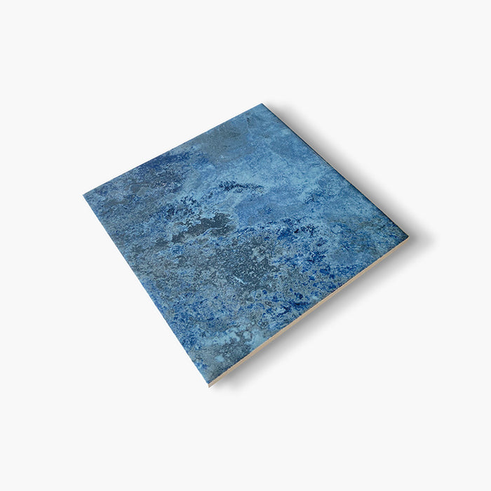 Dettaglio bagno moderno con rivestimento in gres porcellanato effetto pietra spaziale. Collezione Swimming Pool di Ceramica Valsecchia, formato 15x15, Crystal Blu