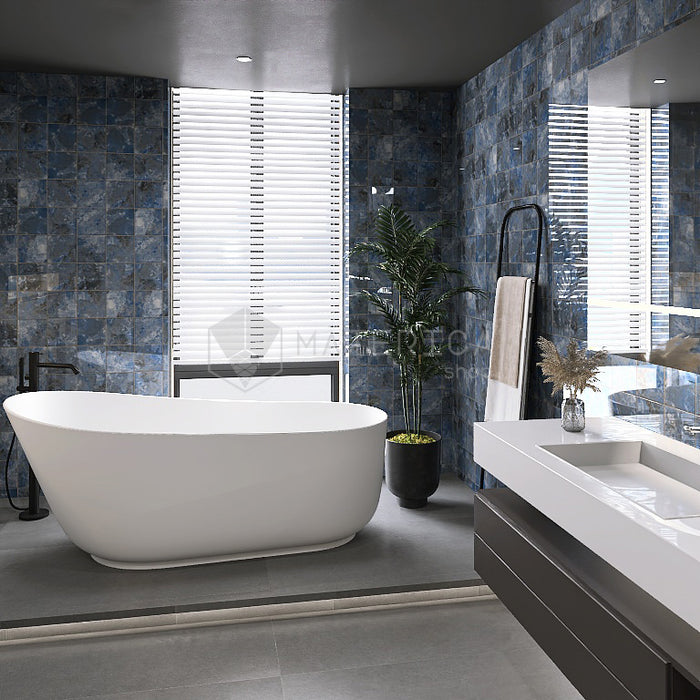 Bagno moderno con rivestimento in gres porcellanato effetto pietra spaziale. Collezione Swimming Pool di Ceramica Valsecchia, formato 15x15, Crystal Navy