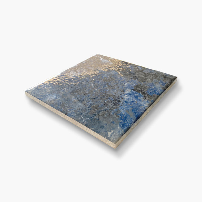 Dettaglio piastrella per pavimento e rivestimento in gres porcellanato effetto pietra spaziale. Collezione Swimming Pool di Ceramica Valsecchia, formato 15x15, Crystal Navy