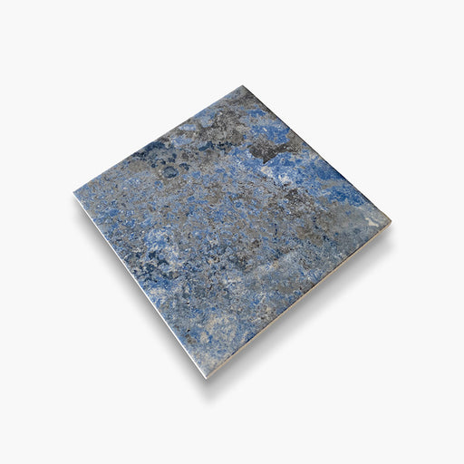 Dettaglio piastrella per pavimento e rivestimento in gres porcellanato effetto pietra spaziale. Collezione Swimming Pool di Ceramica Valsecchia, formato 15x15, Crystal Navy