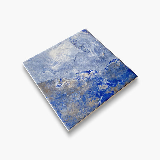 Dettaglio piastrella per pavimento e rivestimento in gres porcellanato effetto pietra spaziale. Collezione Swimming Pool di Ceramica Valsecchia, formato 15x15, Crystal Rust