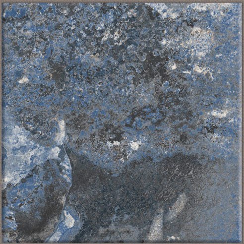 Dettaglio piastrella per pavimento e rivestimento in gres porcellanato effetto pietra spaziale. Collezione Swimming Pool di Ceramica Valsecchia, formato 15x15, Crystal Navy