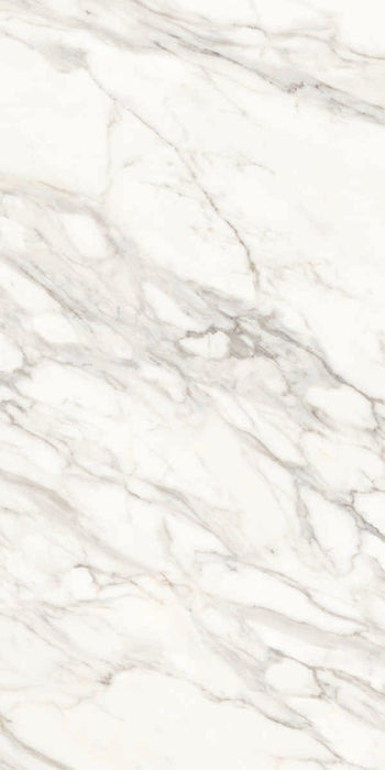 Dettaglio piastrella per pavimenti e rivestimenti in gres porcellanato effetto marmo bianco della collezione Versilia di Ceramiche Keope, formato 60x120, colore Borghini White 