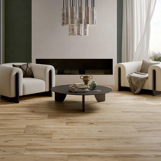 Salotto moderno con poltrone bianche e pavimento in gres porcellanato effetto legno naturale dal carattere rustico della collezione Daring di Ceramica Rondine, formato 24x150 cm, colore Honey