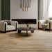 Salotto moderno con poltrone bianche e pavimento in gres porcellanato effetto legno naturale dal carattere rustico della collezione Daring di Ceramica Rondine, formato 24x150 cm, colore Honey