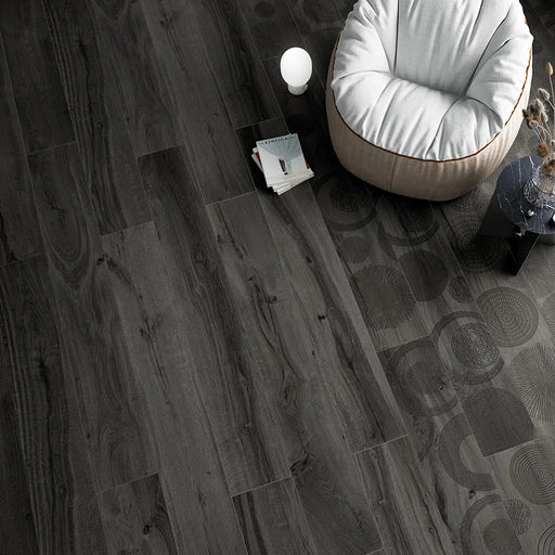 Dettaglio pavimento in gres porcellanato effetto legno naturale dal carattere rustico della collezione Daring di Ceramica Rondine, formato 24x120 cm, colore Infinity Dark