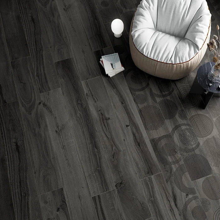 Dettaglio pavimento in gres porcellanato effetto legno naturale dal carattere rustico della collezione Daring di Ceramica Rondine, formato 24x120 cm, colore Infinity Dark