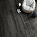Dettaglio pavimento in gres porcellanato effetto legno naturale dal carattere rustico della collezione Daring di Ceramica Rondine, formato 24x120 cm, colore Infinity Dark