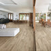 Casa moderna con pavimento in gres porcellanato effetto legno naturale dal carattere rustico della collezione Daring di Ceramica Rondine, formato 15x61 cm, colore Ecrù B-Slim con spessore 6.5mm