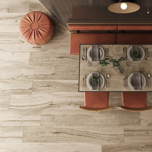 Dettaglio cucina con pavimento in gres porcellanato effetto legno naturale dal carattere rustico della collezione Daring di Ceramica Rondine, formato 24x120 cm, colore Ecrù